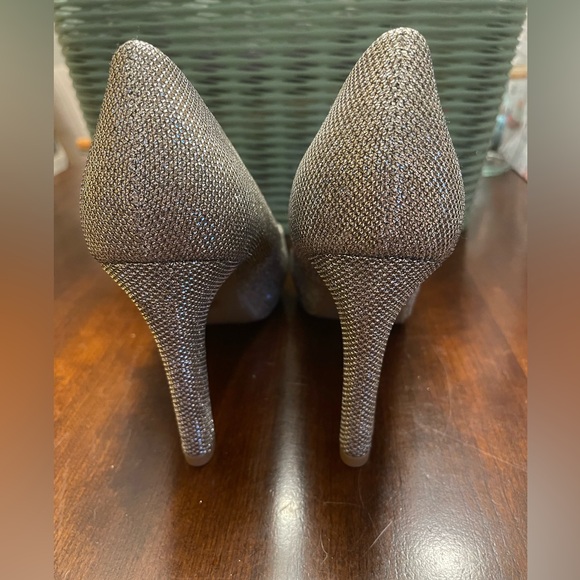 NWOT G by Guess Round Toe Gold Glitter Platform Pump Heel Shoes - Picture 7 of 8